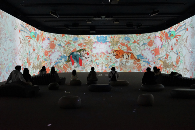 관람객들이 국립중앙박물관 디지털실감영상관에서 작품을 감상하고 있다. 국립중앙박물관 제공