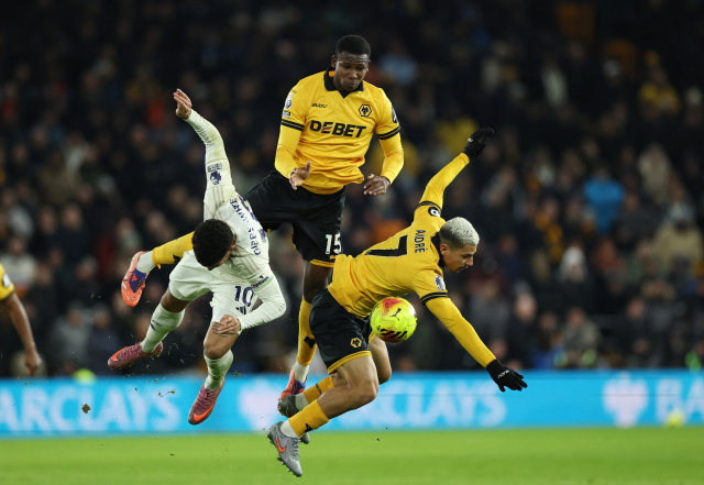 4일 영국 울버햄튼에서 열린 울버햄튼과 노팅엄의 경기 도중 두 팀 선수들이 공을 다투다 넘어지고 있다.다. 연합뉴스