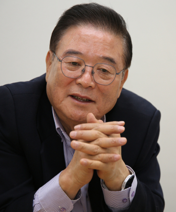 [김도훈 기자의 한 페이지] 애국지사 할아버지 추모집 낸 우동기 전 지방시대위원장