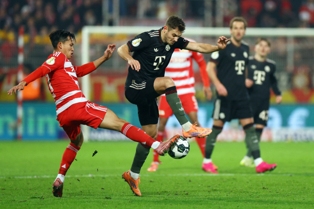 우니온 베를린의 정우영이 4일 독일 베를린에서 열린 DFB 포칼 경기 도중 바이에른 뮌헨의 요시프 스타니치와 공을 다투고 있다. 연합뉴스