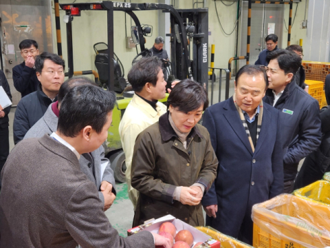 송미령 장관, 대경사과원예농협 문경 APC 방문…사과 수급·물가안정 집중 점검