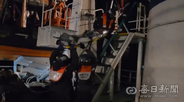 동해해경은 울릉도에서 발생한 응급환자를 경비함정으로 이송시키고 있다. 동해해양경찰서 제공