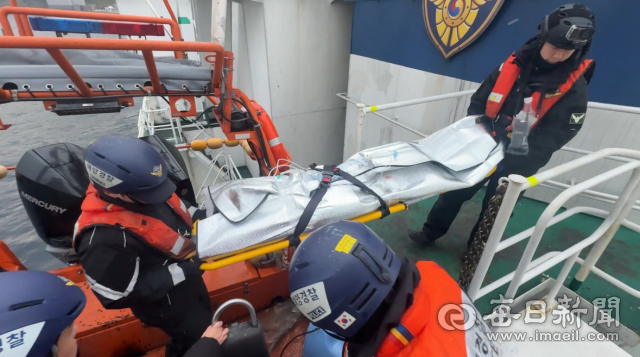 동해해경은 울릉도에서 발생한 응급환자를 경비함정으로 이송시키고 있다. 동해해양경찰서 제공