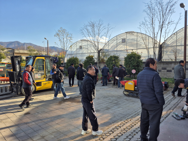 선진지 견학에 나선 농촌지도자영주시연합회 회원들이 단체 기념 사진을 촬영했다. 영주시 제공