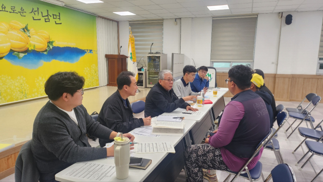 성주군 외국인 계절근로자 도입 농가 전수 조사에서 관계자들이 근로자 숙소의 안전·위생, 근로조건 준수 여부 등을 농장주에게 확인하고 있다. 성주군 제공