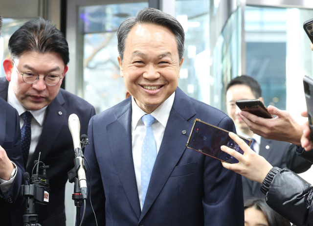 진옥동 신한금융지주 회장이 4일 서울 중구 신한금융지주 본사에서 열린 개별 최종면접에 참석하고 있다. 연합뉴스