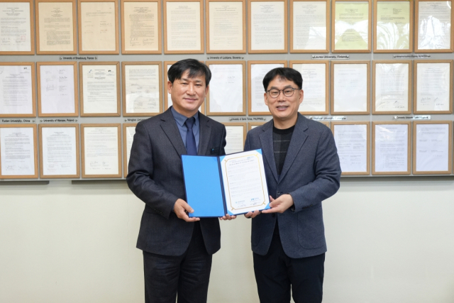 경북도 봉화교육지원청과 12월 3일 영남대학교 부설 지역경제연구소가 지난 3일 업무협약을 체결한 후 이영록 교육장(왼쪽 )과 경영대학장 강기천 교수가 기념촬영을 하고 있다. 봉화교육지원청 제공