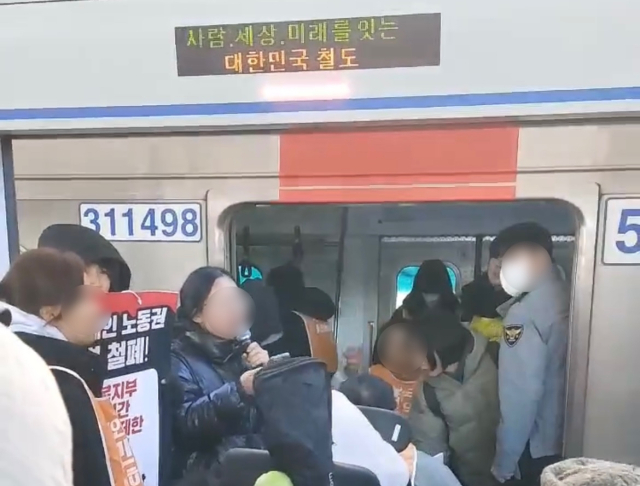 전장연 지하철 1호선 남영역서 탑승 시위 현장. 연합뉴스