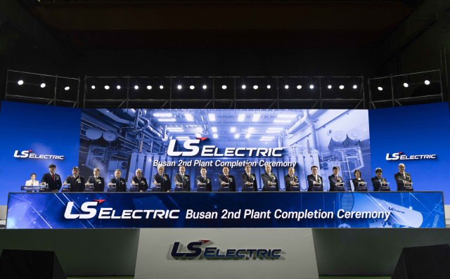 LS일렉트릭 2생산동 준공식에서 구자균 LS일렉트릭 회장(왼쪽 9번째), 구자은 LS그룹 회장(왼쪽 11번째), 박형준 부산시장(왼쪽 10번째) 이호현 기후환경에너지부 제2차관(왼쪽 8번째), 양재생 부산상공회의소 회장(왼쪽 12번째)이 세레머니를 하는 모습