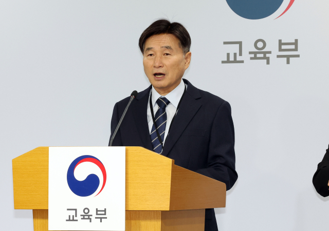 오승걸 한국교육과정평가원장이 13일 정부세종청사 교육부 브리핑실에서 2026학년도 대학수학능력시험 진행 상황에 관해 설명하고 있다. 연합뉴스