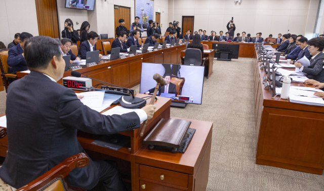 '주 52시간 허용' 뺀 반도체특별법, 국회 산중위 소위 통과 