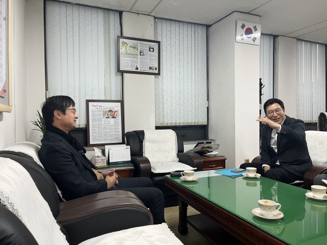 김영곤 전 교육부 차관보는 2일 경남교총회관에서 김광섭 경남교총 회장과 간담회를 갖고 경남교육의 주요 현안과 개선 방향에 대해 심도 있는 논의를 진행했다.