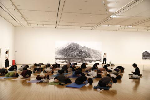 [포토뉴스] 미술관 오픈 전, 그림 아래서 요가를…