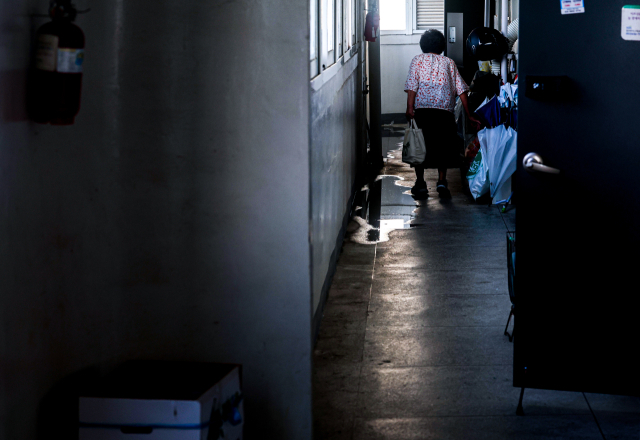 대구 달서구 월성주공2단지 주민 배수관(82) 씨가 고립된 이웃들을 찾아가고 있다. 그는 몇 년 전부터 자신과 비슷한 처지의 사람들을 돕기 위해 이웃들의 안부를 확인하고 있다. 안성완 기자 asw0727@imaeil.com