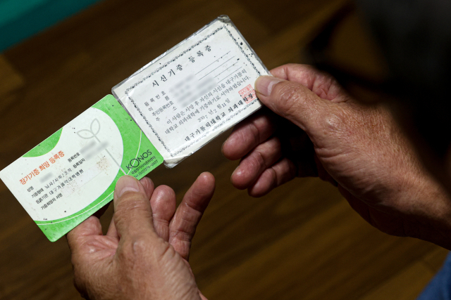 월성주공2단지아파트에 사는 한 저장강박세대의 집. 입구부터 쓰레기가 발 디딜 틈 없이 가득 차있다. 신중언 기자