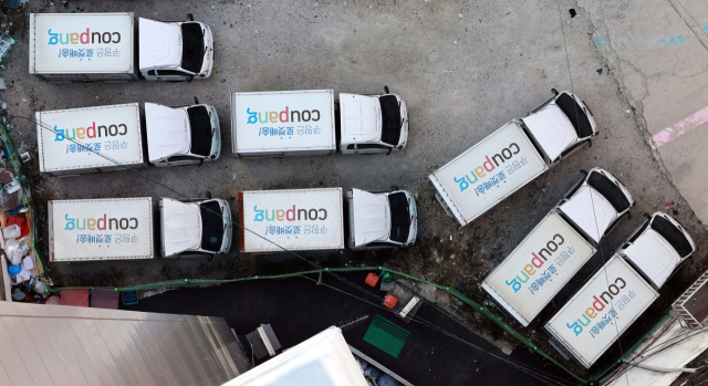 이커머스 1위 업체 쿠팡에서 약 3천400만건에 이르는 대규모 개인정보가 유출된 가운데 4일 서울 시내 한 쿠팡 물류센터에 배송차량이 주차돼 있다. 3일 유통업계에 따르면 온라인상에서는 