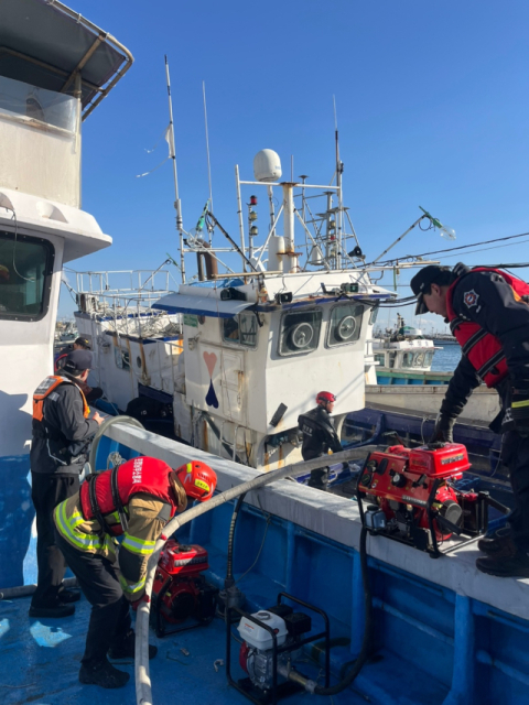 포항 구룡포 앞바다서 침몰 위기 어선 소방당국에 구조돼