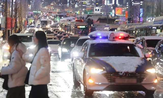 수도권에 내린 '첫눈'…첫 대설 재난 문자도 발송 