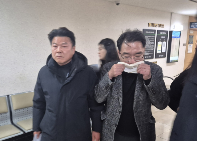 5일 대구지법에서 윤석준(오른쪽) 대구 동구청장이 당선무효형을 선고 받은 뒤 법정을 나서고 있다. 신중언 기자