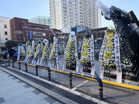 대구FC 팬들 폭발…'카르텔 청산' 적힌 근조화환 시청 앞 도열