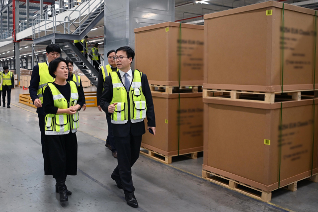 여한구 산업통상부 통상교섭본부장이 3일(현지시간) 네덜란드 로테르담 항과 공동물류센터를 방문, 주요시설을 둘러보고 있다. 연합뉴스