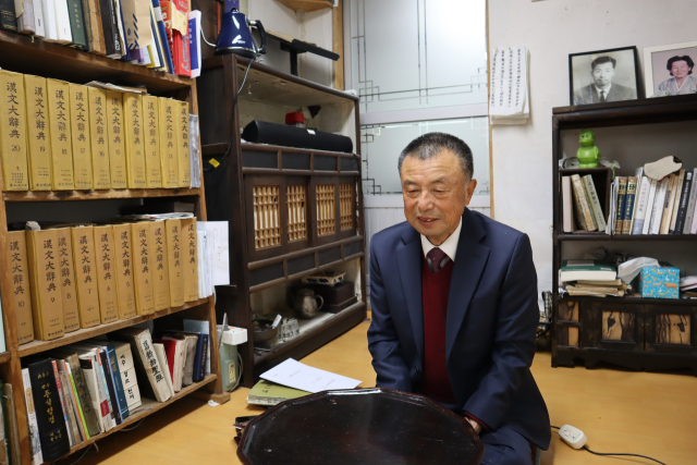 소박한 묵정초당에 단정히 앉아 계신 이는 조원경 목사님이다. 청송 출신의 한학자이자 독립지사인 조부 해창(海蒼) 조병국(趙柄國) 선생의 후손이다.