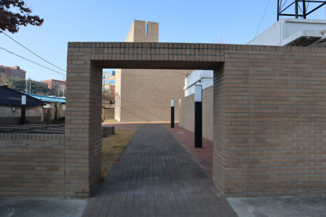 무학로 교회는 문을 걸어 잠근 닫힌 집이 아니다. 언제나 세상 속으로 열린 집이다.