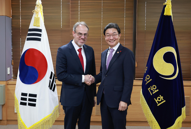 이억원 금융위원장이 5일 오전 서울 종로구 정부서울청사에서 데이비드 A. 자폴스키 아마존(Amazon) 수석부회장(Senior Vice President David A. Zapolsky)과 면담을 통해 금융 AI 생태계 정착을 위한 금융보안 협력방안을 논의했다. 금융위