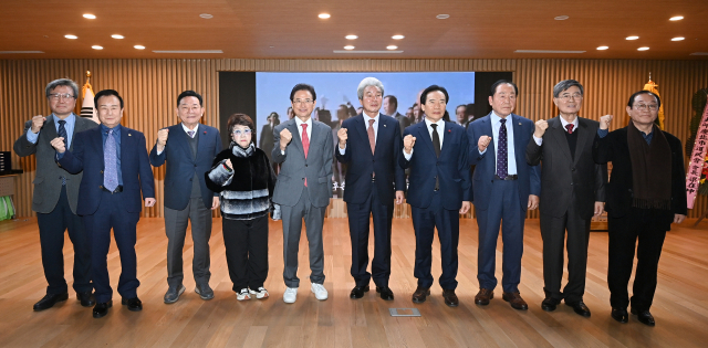 박정희대통령동상건립추진위원회는 5일 경북도청 천년숲에 세워진 박정희 전 대통령 동상 건립 1주년을 맞아 5일 백서 출판회와 건립사업 보고대회를 가졌다. 이날 참석한 이철우 도지사를 비롯한 박동추 회원들이 기념촬영을 하고 있다. 윤영민 기자