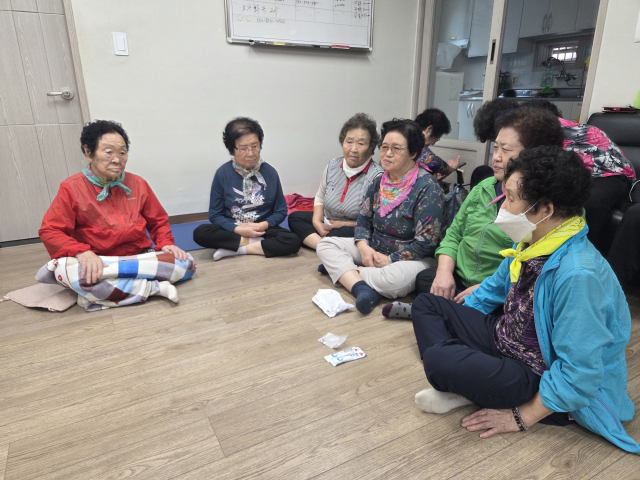 염색산단 인근 대구 서구 평리6동 새동네경로당 회원들 모습. 이곳 회원들은 기침과 가래를 닦아내기 위해 약속이라도 한 듯 목에 손수건을 두르고 있었다. 김유진 기자