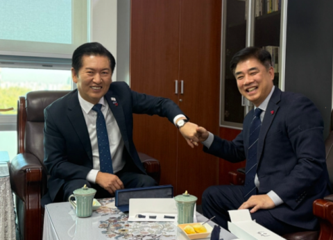 '대통령 시계 1호' 뽐낸 정청래 