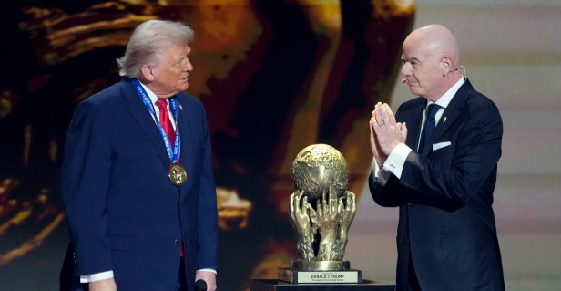 트럼프, 노벨상 한 풀었다…FIFA 신설 '평화상' 수상 영예