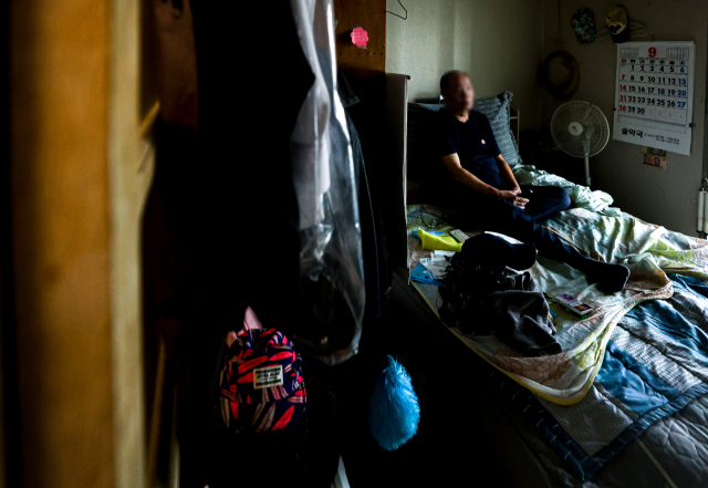 기준 씨 집의 창문은 검은 시트지가 발려 있고 옷가지로 가려져 있다. 그는 잔신이 
