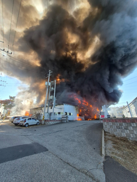 경북 칠곡 섬유공장 화재…공장 4개동 불타 
