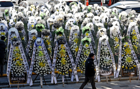 뿔난 대구FC 팬들, 시청 앞에 근조화환 들고 나섰다