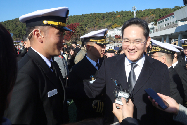 이재용 삼성전자 회장이 지난달 28일 오후 경남 창원시 진해구 해군사관학교 연병장에서 열린 제139기 해군·해병대 사관후보생 수료 및 임관식에서 아들 이지호 신임 소위를 격려하고 있다. 연합뉴스
