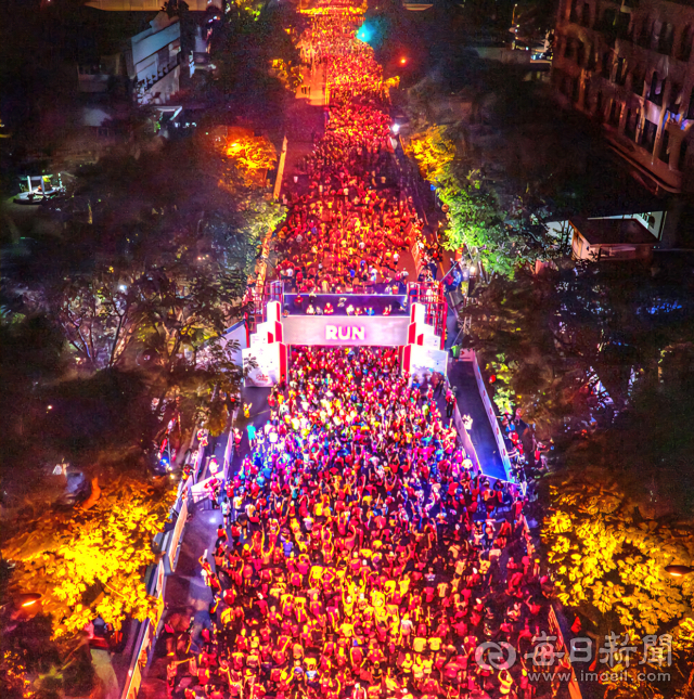 베트남 호치민시 중심부를 달리는 