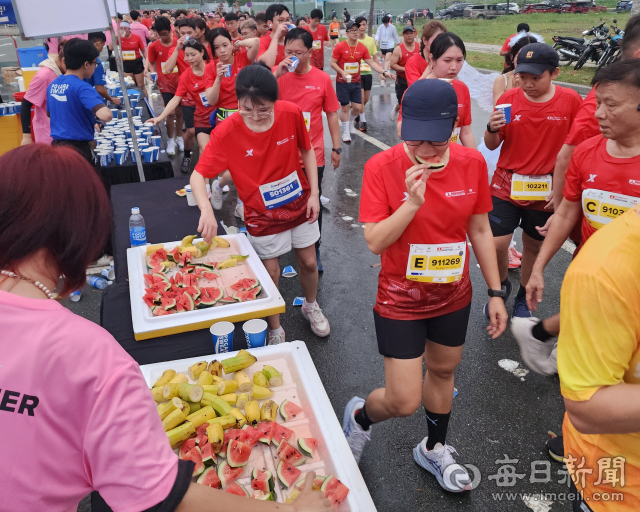 마라톤 레이스 도중 탈수 등을 방지하기 위해 대회장 곳곳에 음수대와 과일 배부처가 설치돼 있다. 전종훈 기자