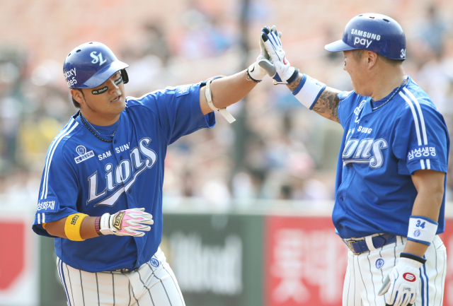삼성 라이온즈에서 뛰던 2015시즌 박석민과 최형우. 삼성 제공
