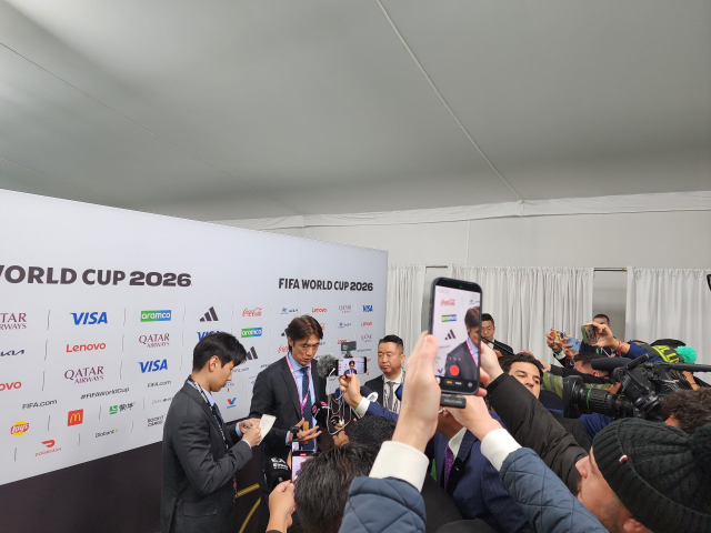 홍명보 축구대표팀 감독이 6일 미국 워싱턴DC 케네디센터에서 열린 2026 북중미 월드컵 조추첨식을 마친 뒤 공동취재구역에서 인터뷰하고 있다. 연합뉴스