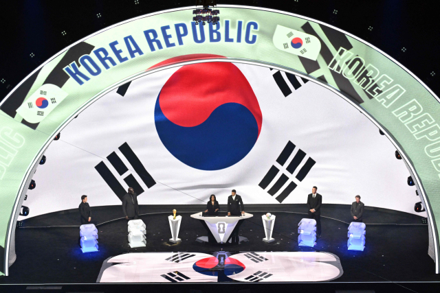 6일 미국 워싱턴DC의 케네디센터에서 열린 2026 FIFA 북중미 월드컵 조 추첨식 도중 태극기가 현장에 설치된 스크린을 통해 보여지고 있다. 연합뉴스