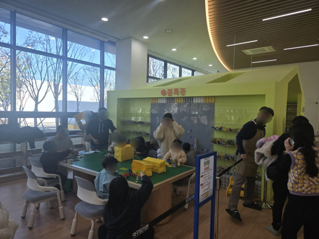 지난 6일 오후 1시쯤 찾은 남구 대명동 대구 대표도서관. 이곳은 점심시간이 지나자마자 책을 빌리러 온 시민부터 가족 단위의 방문객도 눈에 띄었다. 1층 