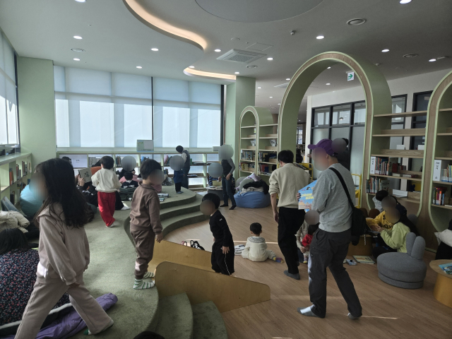 지난 6일 오후 1시쯤 찾은 남구 대명동 대구대표도서관. 이곳은 점심시간이 지나자마자 책을 빌리러 온 시민부터 가족 단위의 방문객도 눈에 띄었다. 1층 