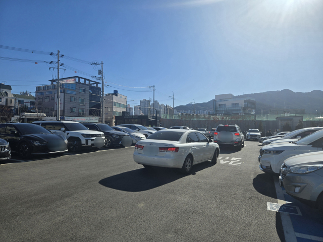 지난 6일 오후 1시쯤 찾은 도서관 주차장(52면)은 수요를 감당하지 못해 차량이 줄지어 돌기만 하는 모습이 이어졌다. 대구시가 인근에 마련한 임시주차장 70면도 만차 상태였다. 임재환 기자