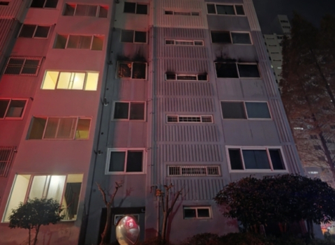 7일 새벽 창원 아파트서 화재…60대 부부 숨지고 주민 130여 명 긴급 대피