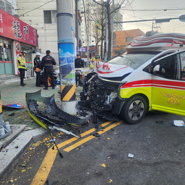 7일 오전 창원 마산회원구에서 환자 이송 중이던 119구급차가 전봇대 들이받는 사고가 발생했다. 사진 독자 제공