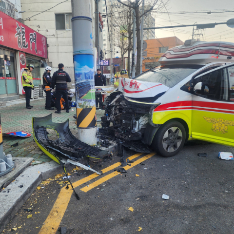 7일 오전 창원 마산회원구서 환자 이송 중이던 119구급차 전봇대 들이받아