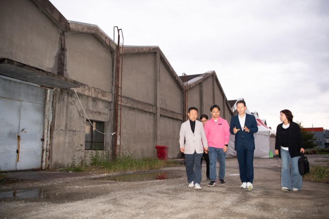 구미산단페스티벌에 앞서 김장호 구미시장이 축제 관계자들과 현장을 점검하고 있다. 구미시 제공