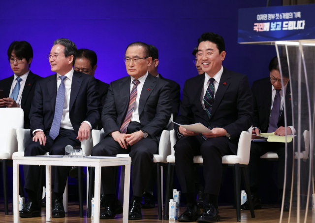 강훈식 비서실장(앞줄 오른쪽부터)과 위성락 국가안보실장, 김용범 정책실장 등이 7일 용산 대통령실에서 열린 이재명 대통령 정부 6개월 성과 간담회에 참석해 있다. 연합뉴스