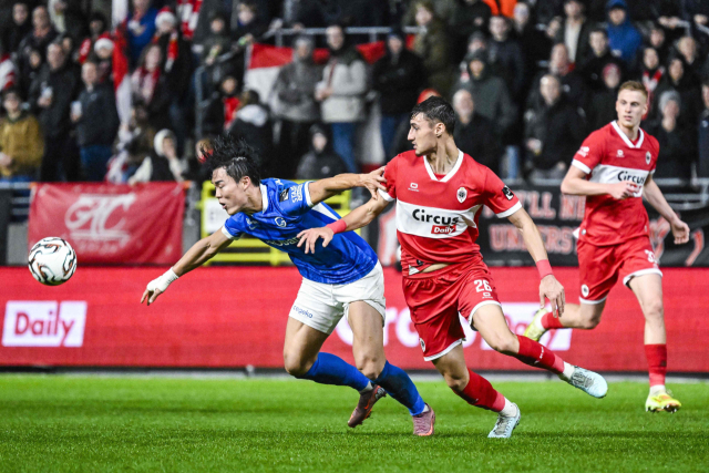 헹크의 오현규가 8일 벨기에 앤트워프에서 열린 주필러리그 17라운드 원정 경기 도중 로얄 앤트워프의 로젠 보치노프와 공을 다투고 있다. 연합뉴스